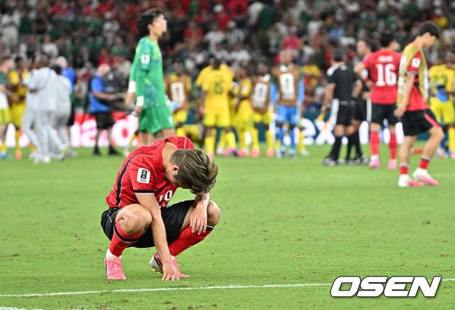 [OSEN=몬테레이(멕시코), 이대선 기자] 홍명보 감독이 이끄는 대한민국 축구대표팀은 25일(이하 한국시간) 멕시코 몬테레이 스타디움에서 개최된 2026 국제축구연맹(FIFA) 북중미 월드컵 조별리그 A조 최종전에서 남아프리카공화국에게 0-1 충격패를 당했다.&nbsp;1승2패가 된 한국은 A조 3위로 밀리며 32강 자력진출에 실패했다. 한국은 나머지 조들의 상황을 따져보고 32강에 진출할 가능성은 남아있다. 경기 종료 후 대한민국 이강인이 패배에 아쉬워하고 있다. 2026.06.25 /sunday@osen.co.kr