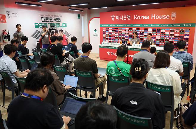 홍명보 축구 국가대표팀 감독이 25일(현지 시간) 멕시코 과달라하라 인근 사포판에 위치한 베이스캠프 훈련장 치바스 바예 베르데에서 회복 훈련 전 기자회견하고 있다. 대표팀은 전날 남아프리카공화국과의 월드컵 조별리그 3차전에서 0-1으로 패배했다. 뉴시스
