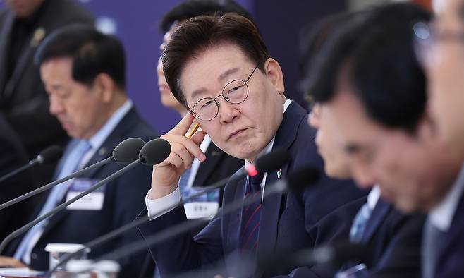 이재명 대통령이 26일 청와대에서 열린 '미래신안보 혁신기업 육성전략' 회의에서 참석자 발언을 듣고 있다. 청와대통신사진기자단