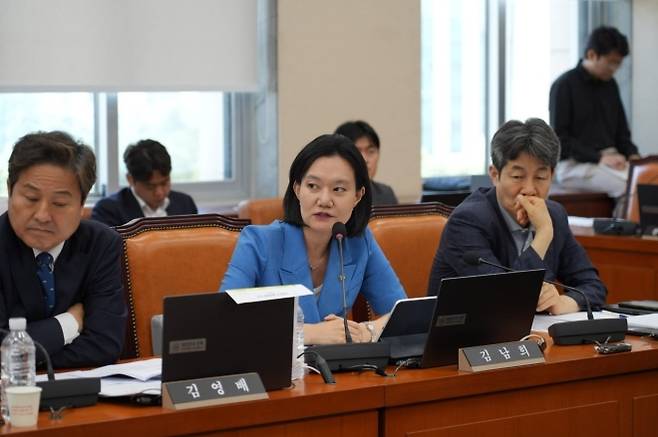 김남희(가운데) 더불어민주당 의원이 지난 23일 국회에서 열린 ‘투표용지 부족사태 등 국민참정권 침해 진상규명 및 선거관리 개혁을 위한 국회 국조특위’ 전체회의에서 질의하고 있다. 김남희 의원실 제공