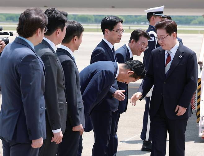 G7 정상회의와 유럽 순방을 마치고 귀국한 이재명 대통령이 6월18일 성남 서울공항에서 환영 나온 정청래 당시 더불어민주당 대표와 인사하고 있다. ⓒ연합뉴스