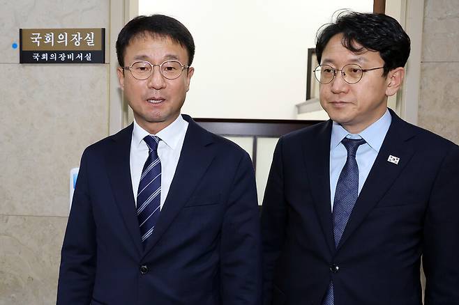한병도 더불어민주당 대표 직무대행 겸 원내대표(왼쪽)와 천준호 원내운영수석부대표가 26일 국회 의장실에서 하반기 원 구성과 관련한 면담을 마친 뒤 취재진의 질문에 답하고 있다. ⓒ연합뉴스