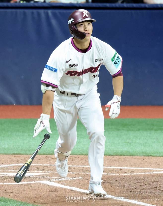 이주형이  21일 고척스카이돔에서 열리는 2026KBO리그 키움히어로즈와 NC다이노스 경기 3회말 1사후 2루타로 출루하다 허벅지를 부여잡으려 햄스트링을 호소하고 있다. 2026.04.21. /사진=강영조 cameratalks@