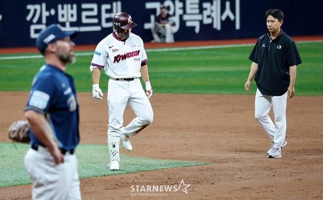 이주형이  21일 고척스카이돔에서 열리는 2026KBO리그 키움히어로즈와 NC다이노스 경기 3회말 1사후 2루타로 출루하다 허벅지를 부여잡으려 햄스트링을 호소하고 있다. 2026.04.21. /사진=강영조 cameratalks@