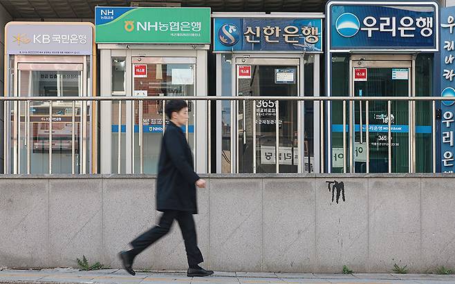 가계부채 비율은 줄었지만, 잔액은 꾸준히 더 늘었다.[사진｜뉴시스]
