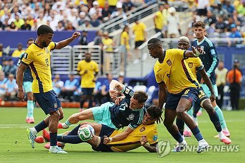 ​에콰도르는 26일 미국 뉴욕의 뉴저지 스타디움에서 열린 2026 북중미 월드컵 조별리그 E조 최종 3차전에서 후반 32분 터진 곤살로 플라타의 역전 결승포에 힘입어 독일에 2-1 뒤집기 승리를 거뒀다. E조에선 독일과 코트디부아르가 나란히 승점 6을 기록한 가운데 독일이 승자승 원칙에 따라 E조 1위를 차지했다. 에콰도르는 1승1무1패(승점 4)가 되면서 각 조 12개팀 중 상위 8위 안에 들어야 차지할 수 있는 32강행 와일드카드를 확보하는데 성공했다. 연합뉴스