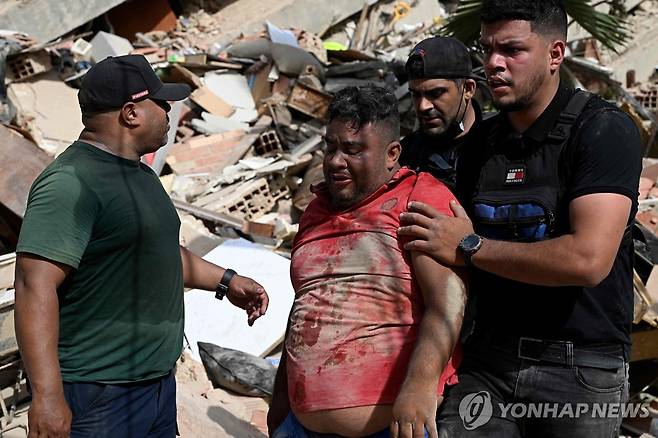무너진 건물 안에서 구조된 피해자 25일(현지시간) 베네수엘라에서 발생한 연쇄 강진으로 피해를 입은 건물 안에서 한 피해자가 구조되고 있다. [AFP=연합뉴스. 재판매 및 DB 금지]