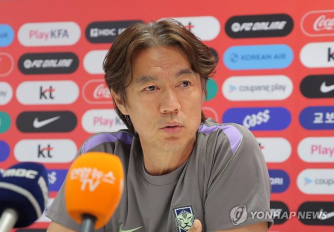 취재진 질문 답하는 홍명보 감독 (사포판[멕시코 할리스코주]=연합뉴스) 류영석 기자 = 남아프리카공화국과 2026 북중미 월드컵 A조 조별리그 3차전을 치른 한국 축구 국가대표팀 홍명보 감독이 25일(현지시간) 멕시코 과달라하라 인근 사포판의 치바스 바예 베르데에서 취재진 질문에 답하고 있다. 2026.6.26 ondol@yna.co.kr