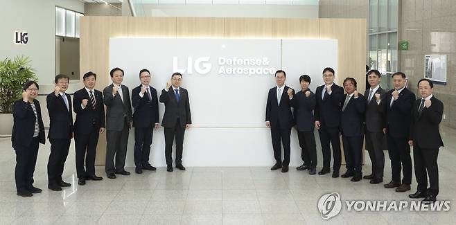 LIG 디펜스&에어로스페이스 출범 (서울=연합뉴스) 31일 LIG D&A 2판교하우스에서 열린 LIG 디펜스&에어로스페이스 현판 제막식에서 구본상 LIG 회장, 신익현 LIG D&A 대표이사 등 임직원과 관계자들이 현판 제막식을 마치고 기념 촬영하고 있다. 2026.3.31 [LIG 디펜스&에어로스페이스 제공. 재판매 및 DB 금지] photo@yna.co.kr