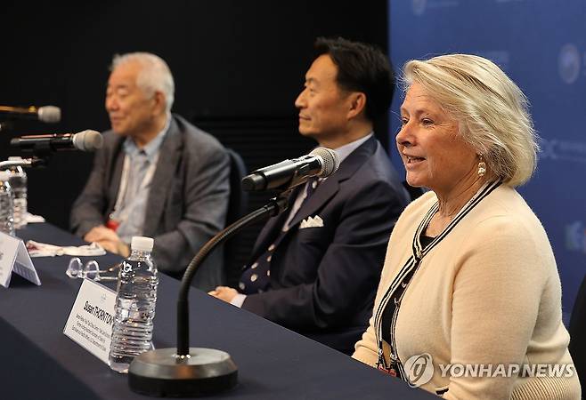 제주포럼서 기자회견하는 수잔 손튼 (서귀포=연합뉴스) 박지호 기자 = 26일 제주 서귀포시 표선면 해비치호텔&리조트에서 열린 제21회 평화와 번영을 위한 제주포럼 3일차 기자회견에서 수잔 손튼 전 미 국무부 동아시아태평양담당 차관보가 '한·미 동맹의 미래:동맹의 현대화, 핵추진 잠수함 도입, 그리고 중국 요인'을 주제로 발언하고 있다. 2026.6.26 jihopark@yna.co.kr