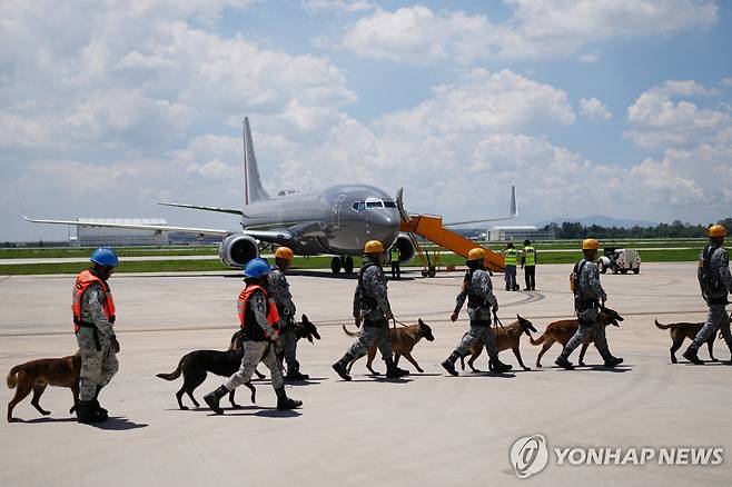 멕시코 육군 수색 구조팀이 베네수엘라로 떠나는 모습  [AP=연합뉴스. 재판매 및 DB 금지]