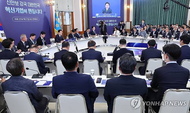 발언하는 이재명 대통령 (서울=연합뉴스) 한상균 기자 = 이재명 대통령이 26일 청와대에서 열린 '미래신안보 혁신기업 육성전략' 회의에서 발언하고 있다. 2026.6.26 [청와대통신사진기자단] xyz@yna.co.kr