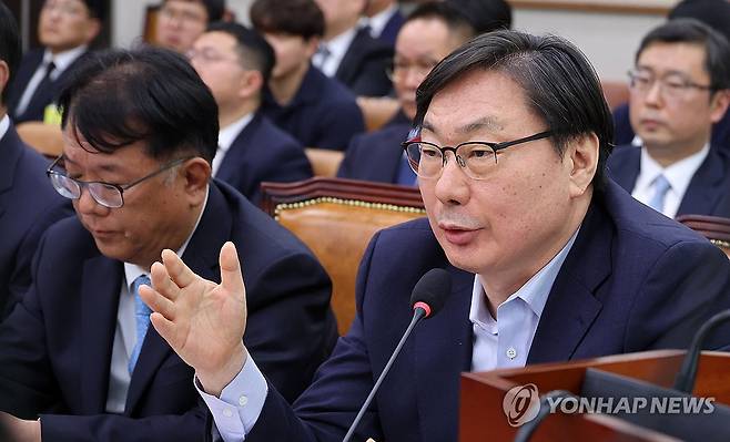 질의 답하는 이화영 전 부지사 (서울=연합뉴스) 이동해 기자 = 14일 국회 '윤석열 정권 정치검찰 조작기소 의혹 사건 진상규명' 국정조사특별위원회에서 열린 쌍방울 대북 송금 사건 관련 청문회에서 증인으로 출석한 이화영 전 경기도 평화부지사가 의원 질의에 답하고 있다. 2026.4.14 eastsea@yna.co.kr