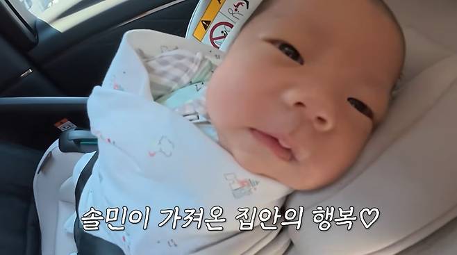 Actor Lee Si-eon shared updates on his life as a first-time father on his YouTube channel Si-eons Cool, revealing that he has decided on the name Solmin for his son. Parenting veterans Kim Dong-hyun and Nucksal appeared on the show to offer practical parenting advice and cheer on his new daily life as a father.