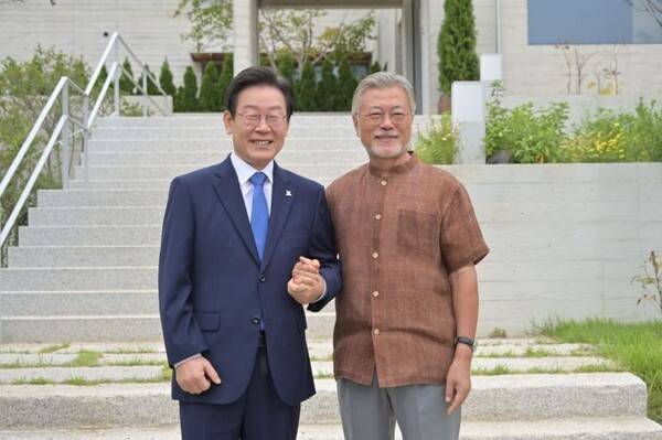 이재명(왼쪽)대통령과 문재인 전 대통령. 연합뉴스