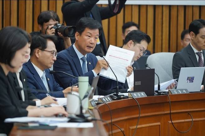 박균택 의원이 한성숙 국무총리 후보자 인사청문회에서 한 후보자에게 민생경제와 지역 균형발전 방안을 고민하고 추진할 것을 주문하고 있다. /사진=박 의원실