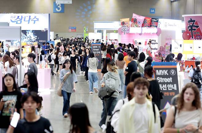 27일 경기도 고양시 킨텍스에서 열린 ‘2026 마이케이 페스타’ 전시 팝업에 수많은 국내외 관람객들이 방문했다.(사진=한국국제문화교류진흥원)
