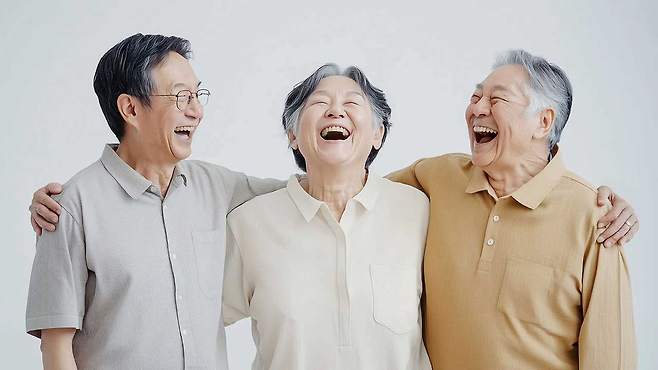 긍정적인 대인 관계를 유지하는 것은 뇌 건강을 지키는 좋은 습관이다｜출처: 클립아트코리아
