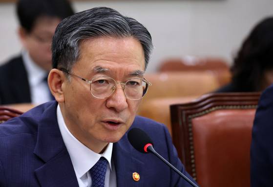 정성호 법무부 장관이 지난달 6일 국회에서 열린 법제사법위원회 전체회의에서 의원 질의에 답변하고 있다. 〈사진=연합뉴스〉