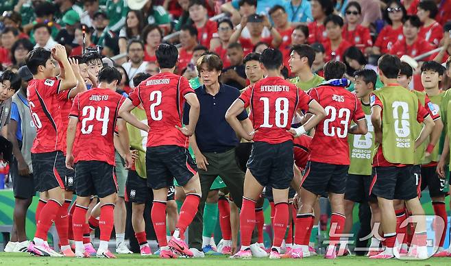 대한민국 축구국가대표팀 홍명보 감독이 24일(현지시간) 멕시코 몬테레이 스타디움에서 열린 2026 북중미 월드컵 A조 조별리그 3차전 대한민국과 남아프리카 공화국의 경기 중 하이드레이션브레이크 시간에 선수들에게 작전을 지시하고 있다. 2026.6.25 ⓒ 뉴스1 박지혜 기자