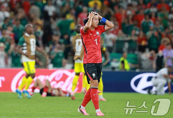 대한민국 축구국가대표팀 손흥민이 24일(현지시간) 멕시코 몬테레이 스타디움에서 열린 2026 북중미 월드컵 A조 조별리그 3차전 대한민국과 남아프리카 공화국의 경기에서 0대 1로 패배한 후 아쉬워하고 있다. 2026.6.25 ⓒ 뉴스1 임세영 기자