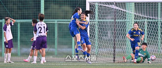 울산 현대고(여) 김희진이 26일 합천 군민체육공원에서 열린 ‘2026 스포츠케이션 명품도시 합천에서 펼쳐지는 제34회 여왕기 전국여자축구대회’ 고등부 결승전 전남 광양여고와 경기에서 골을 넣은 후 동료들과 환호하고 있다.  2026. 6. 26. 합천 | 최승섭기자 thunder@sportsseoul.com