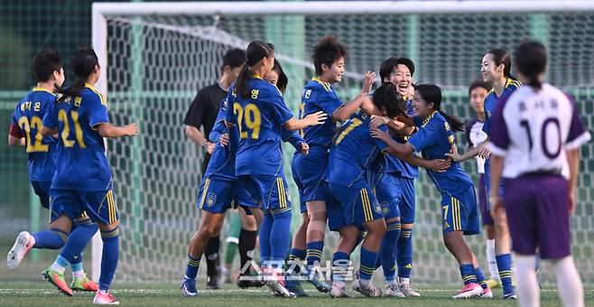 울산 현대고(여) 김희진이 26일 합천 군민체육공원에서 열린 ‘2026 스포츠케이션 명품도시 합천에서 펼쳐지는 제34회 여왕기 전국여자축구대회’ 고등부 결승전 전남 광양여고와 경기에서 골을 넣은 후 동료들과 환호하고 있다.  2026. 6. 26. 합천 | 최승섭기자 thunder@sportsseoul.com