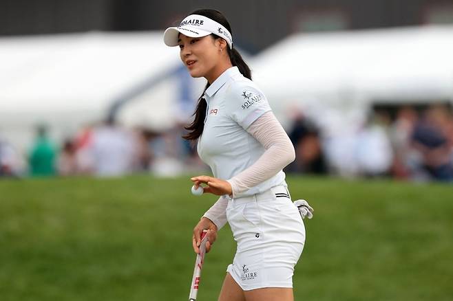 윤이나가 27일 열린 LPGA 투어 KPMG 위민스 PGA 챔피언십 2라운드에서 홀 아웃 하고 있다. 사진 | AFP=연합뉴스