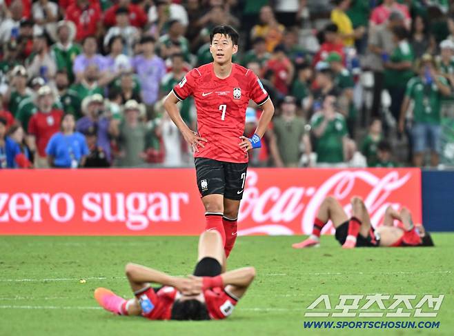 25일(한국시각) 멕시코 몬테레이 인근 과달루페의 에스타디오 몬테레이에서 열린 2026 북중미 월드컵 대한민국과 남아공의 경기. 한국 대표팀이 0-1로 패하자 손흥민이 아쉬워하고 있다. 과달루페(멕시코)=허상욱 기자wook@sportschosun.com/2026.06.25/