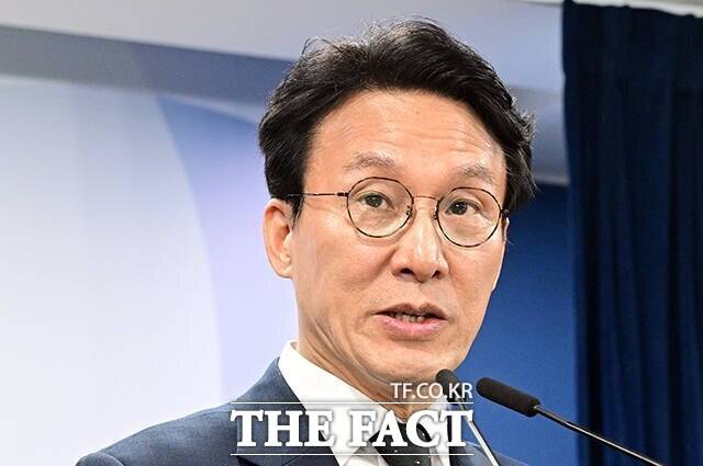 김민석 국무총리는 지난 25일 정부서울청사에서 긴급 기자회견을 열고 "정부에서 논의하고 청취한 다양한 의견을 감안해 보완수사권 폐지를 정부의 기본 입장으로 최종 정리했다"고 밝혔다. /임영무 기자