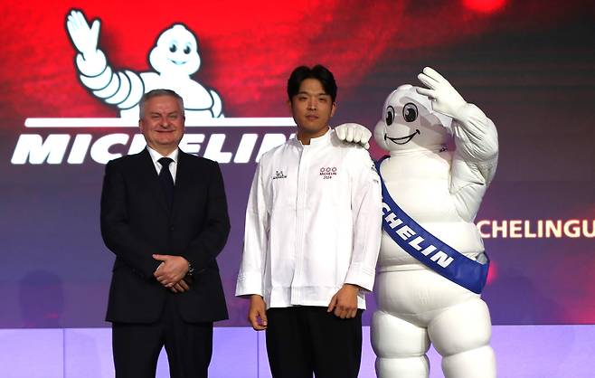 2024년 2월 22일 부산 해운대구 시그니엘부산에서 '미쉘린 가이드 서울 & 부산 2024'가 열려 3스타로 선정된 '모수'를 운영하는 안성재(가운데) 쉐프가 제롬 뱅송(왼쪽) 미쉐린 코리아 대표와 기념촬영을 하고 있다/김동환 기자
