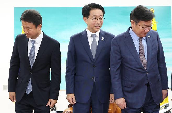 조정식 국회의장(가운데)과 더불어민주당 한병도 원내대표(왼쪽), 국민의힘 정점식 원내대표가 22일 서울 여의도 국회에서 열린 의장 주재 여야 원내대표 회동에서 기념 촬영 후 자리에 앉고 있다. 장승윤 기자 tomato99@donga.com