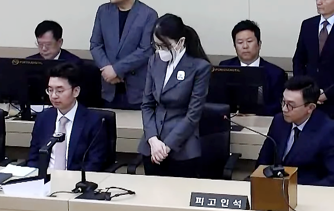 김건희 여사가 26일 서울 서초구 중앙지방법원에서 열린 특정범죄가중처벌등에관한법률위반(알선수재) 부정청탁및금품등수수의금지에관한법률위반 증거인멸 등에 대한 1심 선고 공판에서 선고를 받고 있다. 이날 재판부는 김건희 여사에게 징역 7년을 선고했다. 서울중앙지방법원 제공