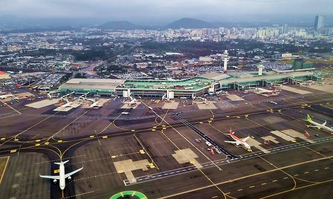 제주 상공에서 바라본 제주국제공항 전경. 제주와 육지를 잇는 국내선 항공노선을 도민 생활필수교통망으로 명시하는 제주특별법 개정안이 발의됐다. /사진=뉴시스