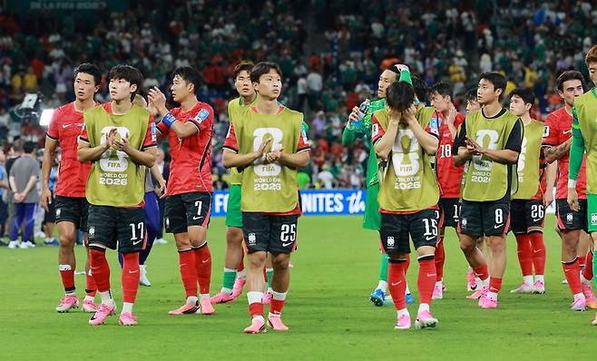 대한민국 축구국가대표팀 손흥민을 비롯한 선수들이 24일(현지시간) 멕시코 몬테레이 스타디움에서 열린 2026 북중미 월드컵 A조 조별리그 3차전 대한민국과 남아프리카 공화국의 경기에서 0대 1로 패배한 후 아쉬워하고 있다.뉴스1