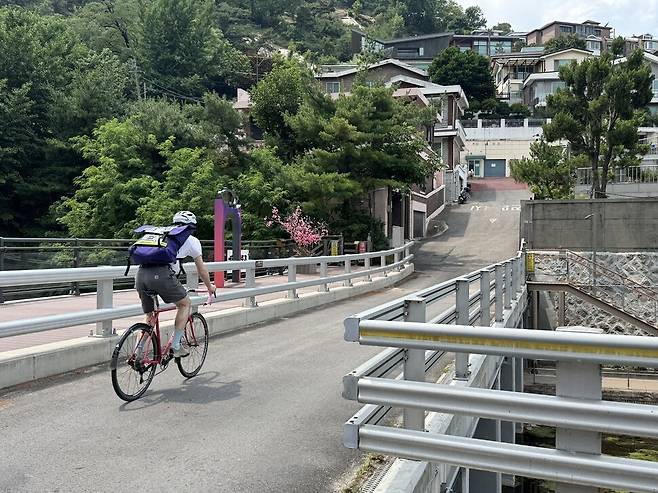 자전거로는 혼잡한 도로를 달릴 수도 있고 골목 틈새도 달릴 수 있어 때로는 자동차나 오토바이보다 더 빠르게 배달 가능하며, 친환경적이다. 캐나다에서 한국으로 이주해 ‘자전거 메신저’ 일을 하고 있는 쥴 미쇼의 모습. 쥴 미쇼 제공