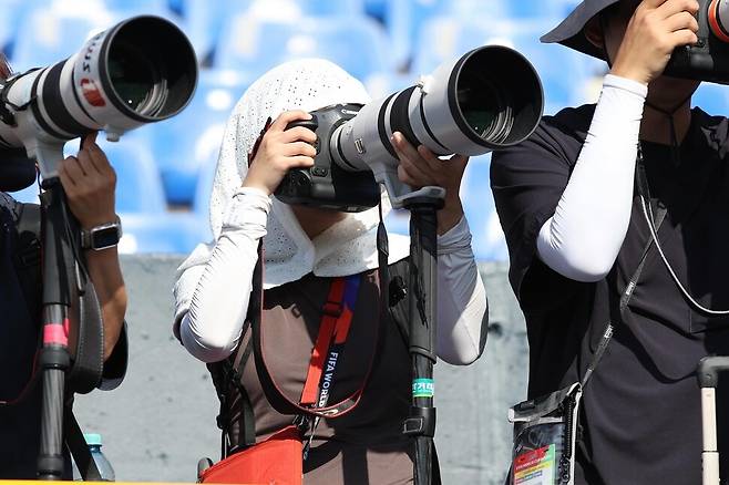 필자가 지난 24일(한국시각) 2026 북중미월드컵 A조 3차전 남아프리카공화국과의 경기를 하루 앞두고 멕시코 누에보레온주 몬테레이에서 남아프리카공화국의 공식 훈련을 캐논 아르(R)1과 RF100-300mm 렌즈로 취재하고 있다. 멕시코 일간지 ‘엘 노르테’ 소속 알레한드로 가르자 기자가 찍어준 사진이다.