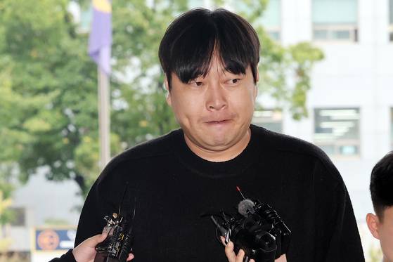 개그맨 이진호씨가 지난해 10월 인터넷 불법 도박 사실을 털어놓은 이씨가 서울 강남경찰서에 피의자 신분으로 출석하고 있다. 뉴스1