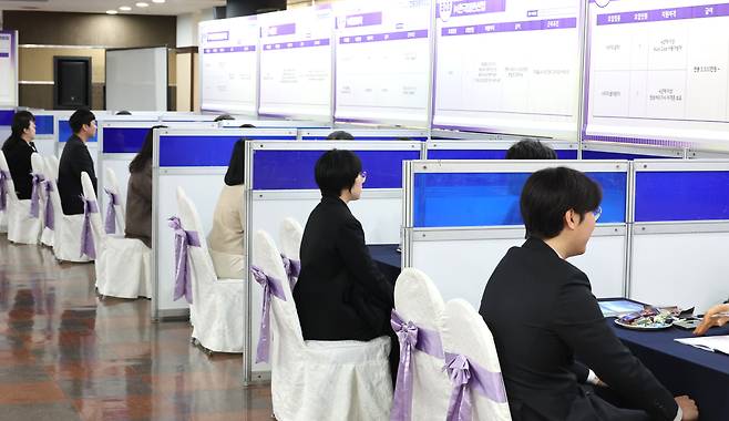 지난 3월 한 채용박람회에서 구직자들이 구인 업체 부스에서 현장 면접 및 채용 상담을 하고 있다.