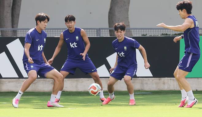 한국 축구국가대표팀이 25일(현지시간) 팀 베이스캠프인 멕시코 과달라하라로 돌아와 사포판 치바스 바예 베르데에서 회복훈련을 했다. 주장 손흥민을 비롯한 선수들이 회복훈련을 하고 있다. 연합뉴스