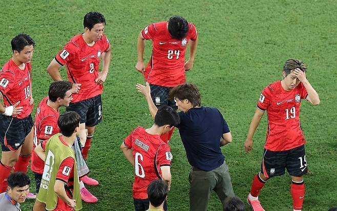 멕시코 몬테레이 스타디움에서 열린 2026 북중미 월드컵 한국과 남아프리카공화국의 경기에서 홍명보 감독이 전술을 지시하고 있다. [연합뉴스]