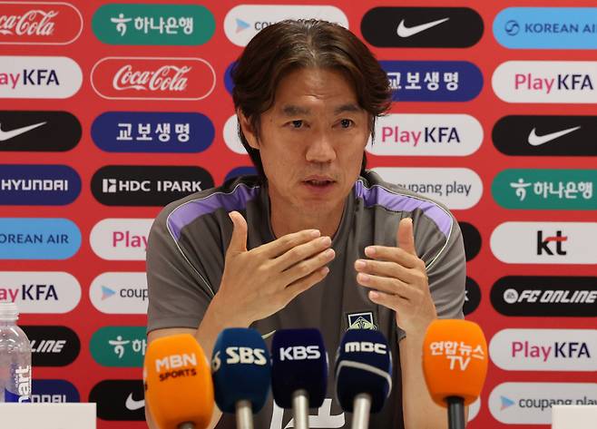 홍명보 감독이 이끄는 대한민국 축구 대표팀이 2026 국제축구연맹(FIFA) 북중미 월드컵에서 조별리그 탈락 위기에 몰린 가운데 대회 결과와 관계없이 홍 감독의 계약은 내년 아시아축구연맹(AFC) 아시안컵까지 이어지는 것으로 알려졌다. 사진은 홍명보 대한민국 축구 대표팀 감독. /사진=뉴스1