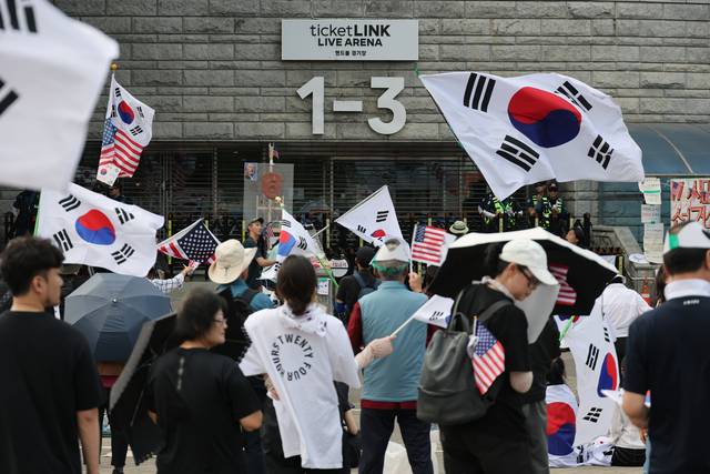 6·3 지방선거 투표용지 부족 사태로 인한 ‘개표소 봉쇄 시위’의 모습. 연합뉴스
