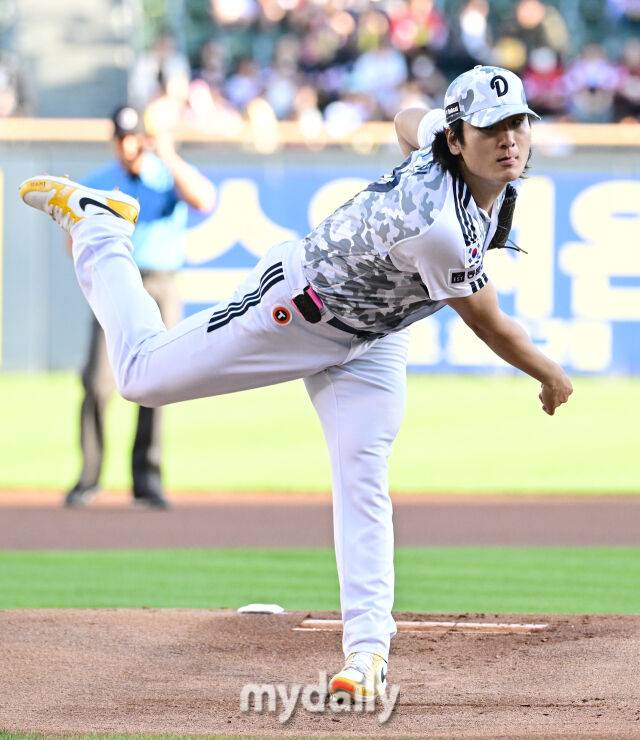 2026년 6월 26일 오후 서울 잠실구장에서 열린 '2026 신한 SOL KBO리그' KIA 타이거즈와 두산 베어스 경기. 두산 선발투수 곽빈이 역투하고 있다./유진형 기자