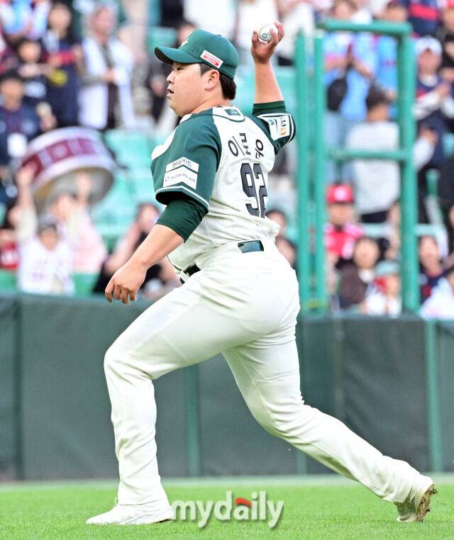 2026년 5월 1일 오후 인천 SSG랜더스필드에서 열린 '2026 신한 SOL KBO리그' 롯데 자이언츠와 SSG 랜더의 경기. SSG 이로운이 6회초 1사 1.3루서 롯데 전준우의 투수 앞 땅볼을 포구하다 글러브가 빠져 맨손으로 수비하고 있다./마이데일리