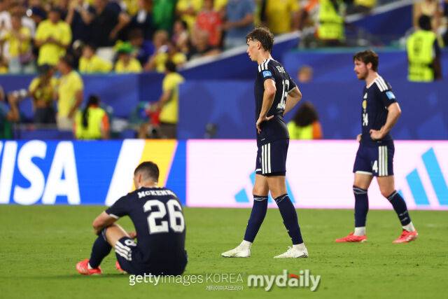 스코틀랜드 축구대표팀이 25일 마이애미 스타디움에서 열린 '2026 국제축구연맹(FIFA) 북중미 월드컵' 브라질과의 C조 조별리그 3차전에서 0-3으로 패배한 뒤 아쉬워하고 있다./게티이미지코리아