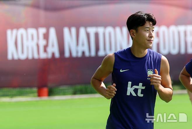 [사포판(멕시코)=뉴시스] 김명년 기자 = 축구 국가대표팀 손흥민이 25일(현지 시간) 멕시코 과달라하라 인근 사포판에 위치한 베이스캠프 훈련장 치바스 바예 베르데에서 훈련하고 있다. 대표팀은 전날 남아프리카공화국과의 월드컵 조별리그 3차전에서 0-1으로 패배했다. 2026.06.26. kmn@newsis.com