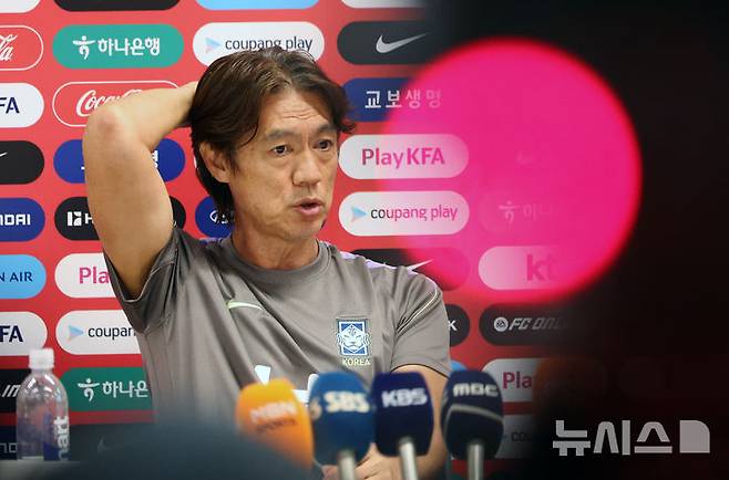 [사포판(멕시코)=뉴시스] 김명년 기자 = 홍명보 축구 국가대표팀 감독이 25일(현지 시간) 멕시코 과달라하라 인근 사포판에 위치한 베이스캠프 훈련장 치바스 바예 베르데에서 회복 훈련 전 기자회견하고 있다. 대표팀은 전날 남아프리카공화국과의 월드컵 조별리그 3차전에서 0-1으로 패배했다. 2026.06.26. kmn@newsis.com