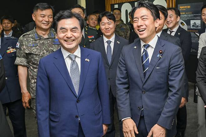 [서울=뉴시스] 27일 안규백 국방부장관과 고이즈미 신지로 일본 방위상이 공군 블랙이글스 부대를 방문하고 있다.(국방부 제공) *재판매 및 DB 금지