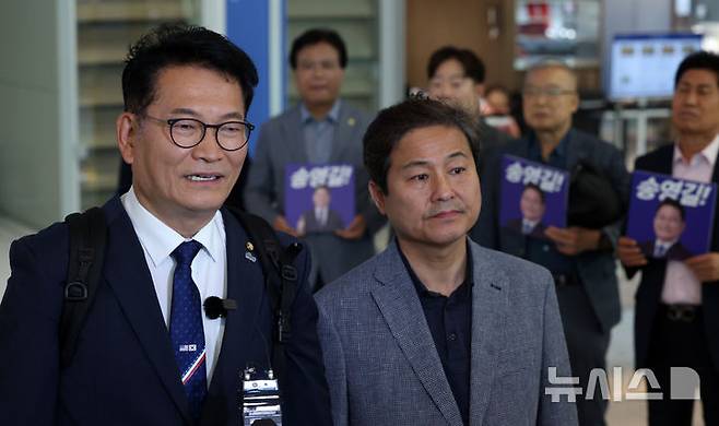[인천공항=뉴시스] 조성우 기자 = 송영길 더불어민주당 의원이 27일 조정식 국회의장 특사 자격으로 미국 방문 일정을 마치고 인천국제공항 제2여객터미널을 통해 귀국해 취재진 질문에 답하고 있다. 2026.06.27. xconfind@newsis.com